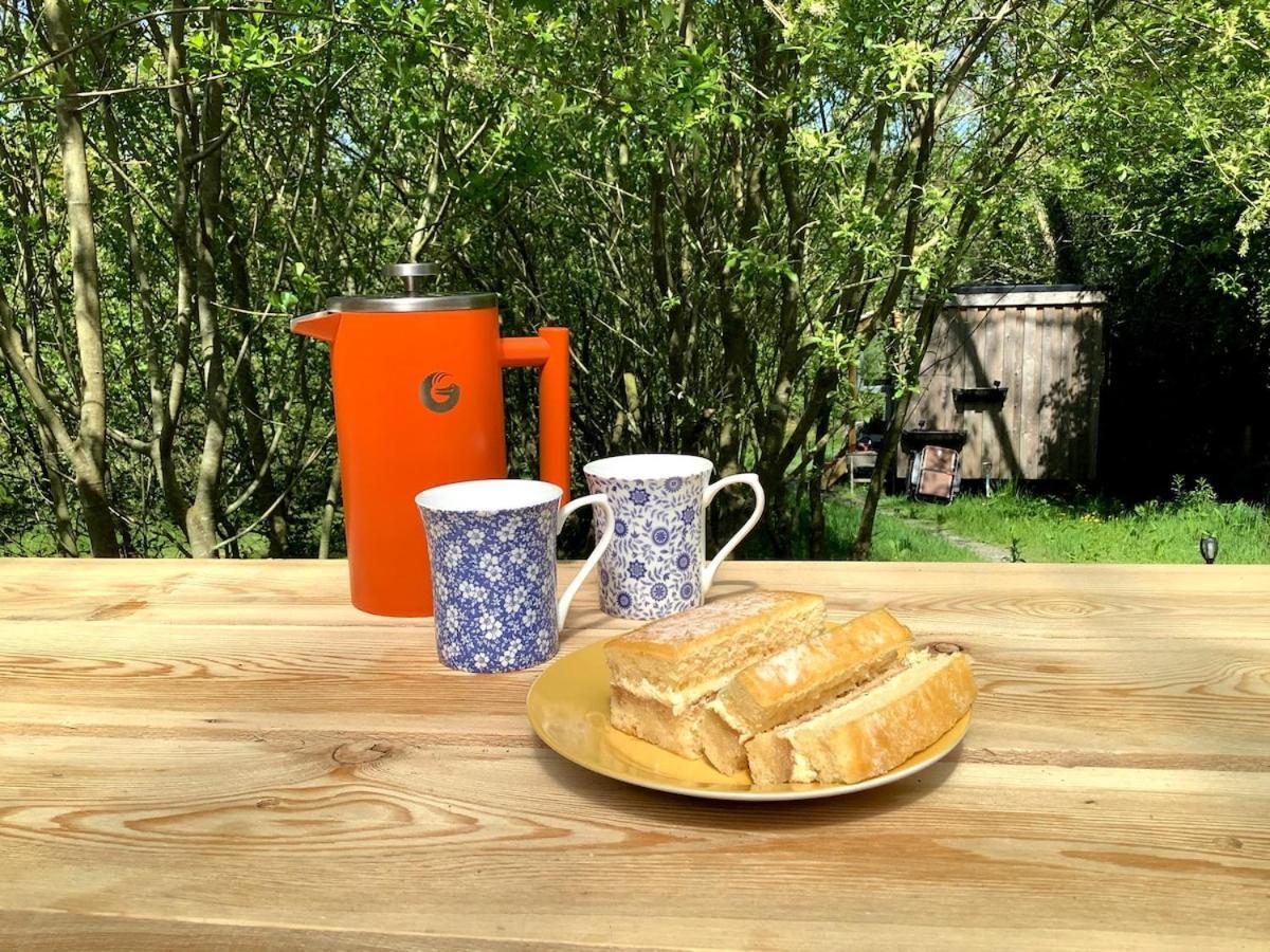 The Charcoal Hut Woodland Retreat * Llandovery